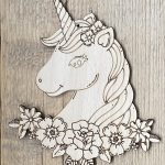 unicorn met bloemen van hout