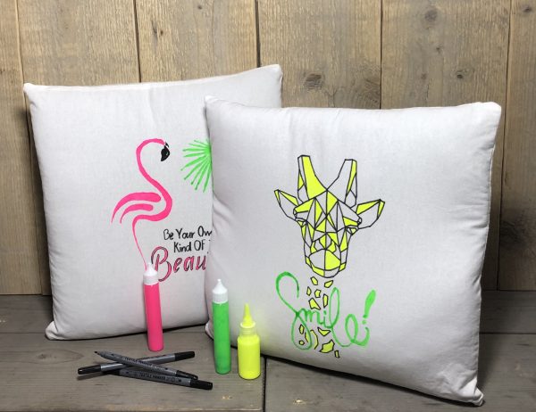 Kussen neon giraf flamingo DIY pakket (8+) feestjeknutselen.nl